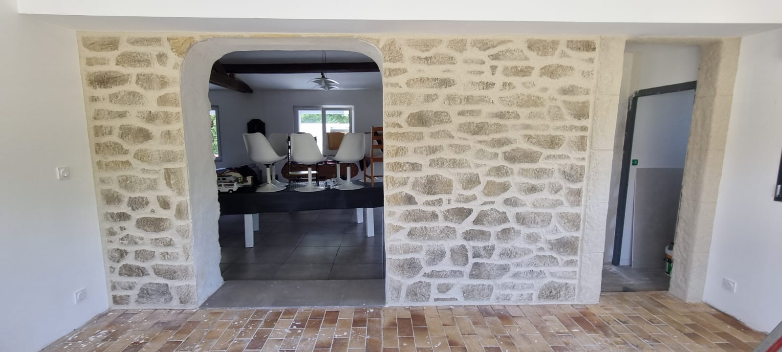 mur intérieur imitation pierre sol en brique