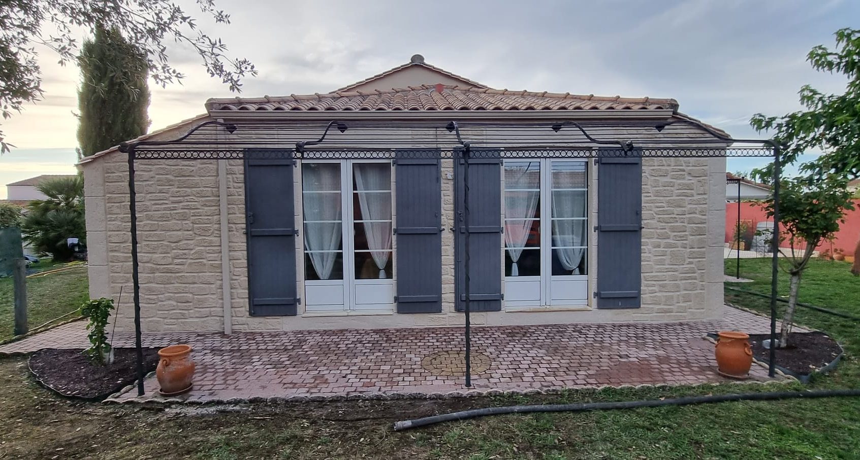 Maison avec imitation pierre