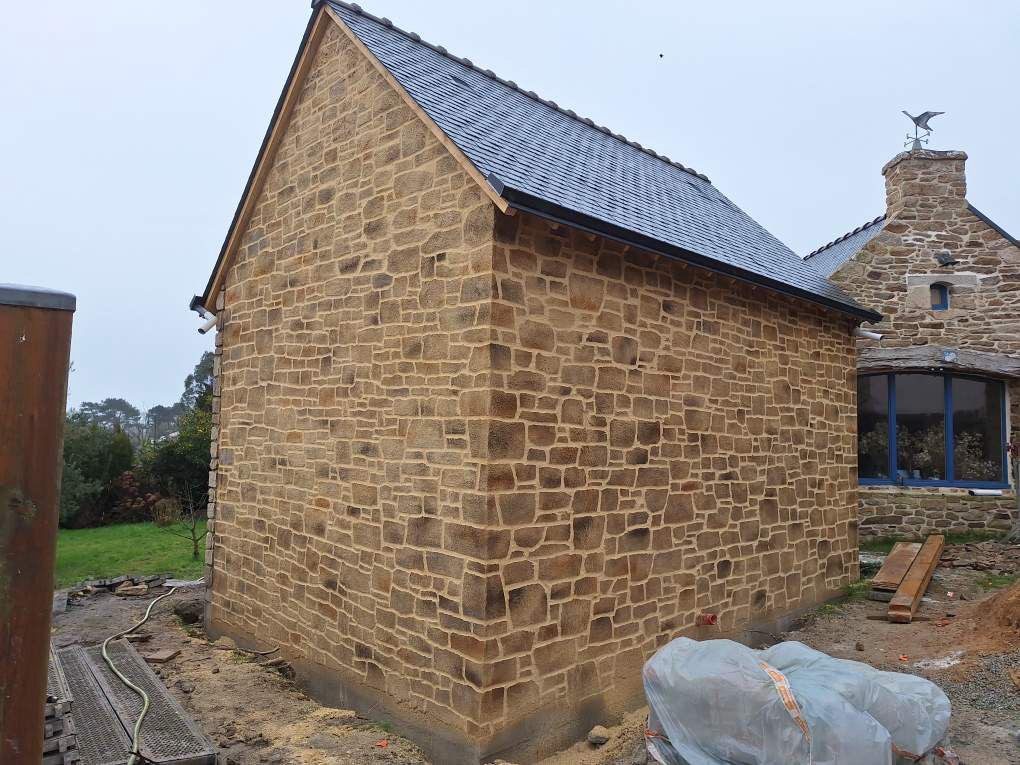 Extension maison typique morbihan en enduit imitation pierre