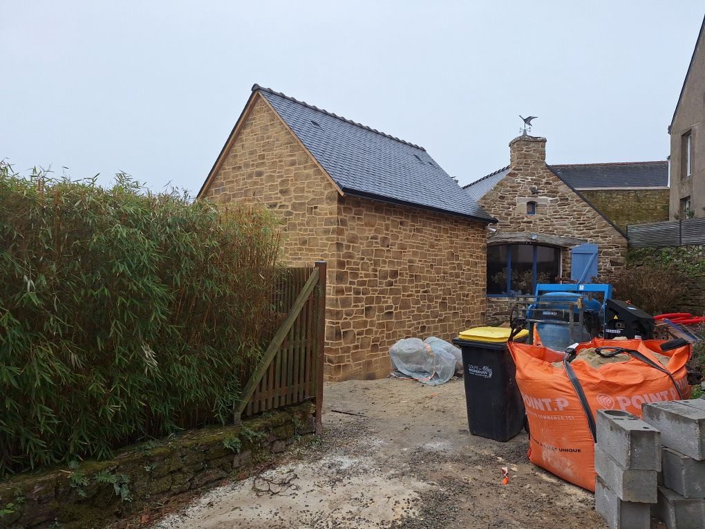 Extension maison typique morbihan en enduit imitation pierre