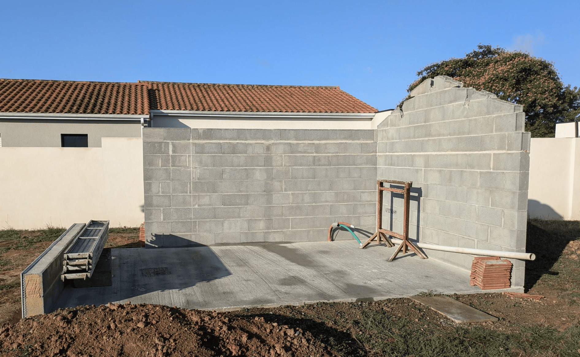 chantier carport avant enduit imiatation pierre