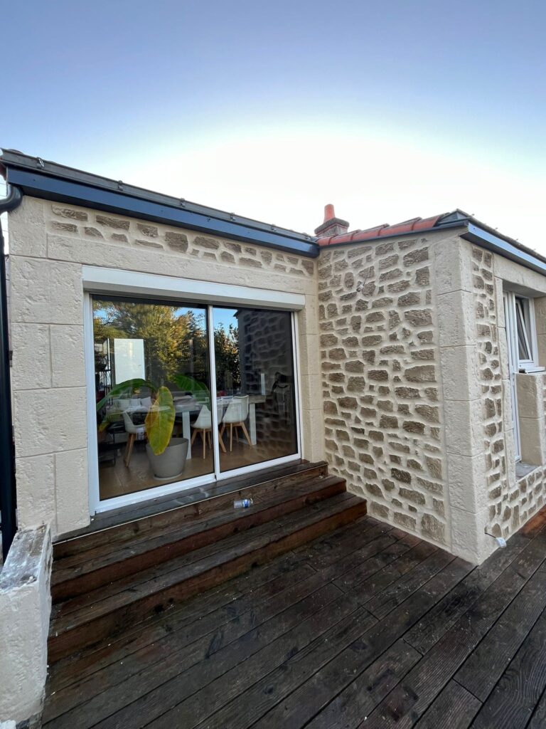 Terasse en bois avec façade en enduit décoratif