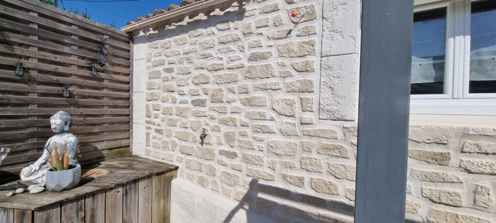 Enduit fausse pierre sur façade maison Loire Atlantique