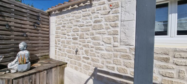 Enduit fausse pierre sur façade maison Loire Atlantique
