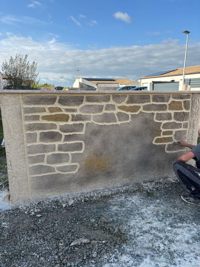 Muret de maison en lotissement en fausse pierre en Charente Maritime
