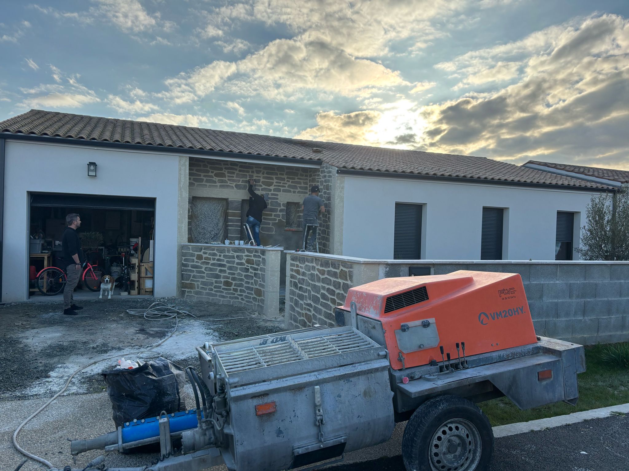 réalisation d'un porche d'entrée pierres en enduit en Charente-Maritime