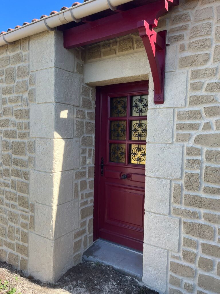 Porte d'entrée avec enduit imitation pierre à Boussay