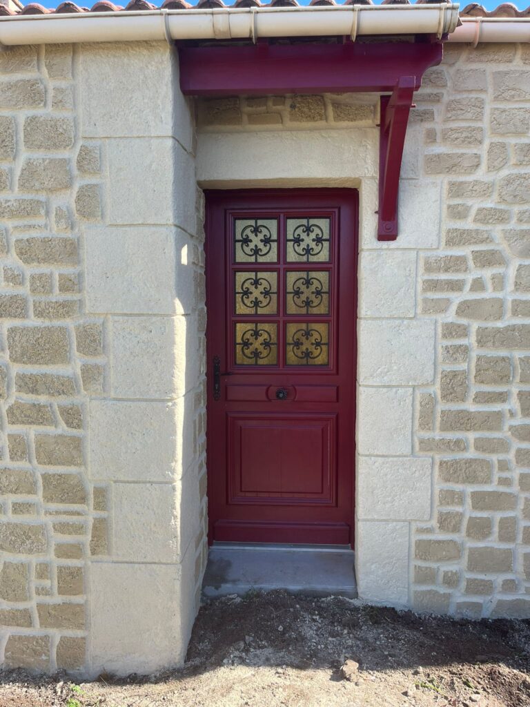 Entrée maison avec pierre de tuffeau enduit imitation pierre