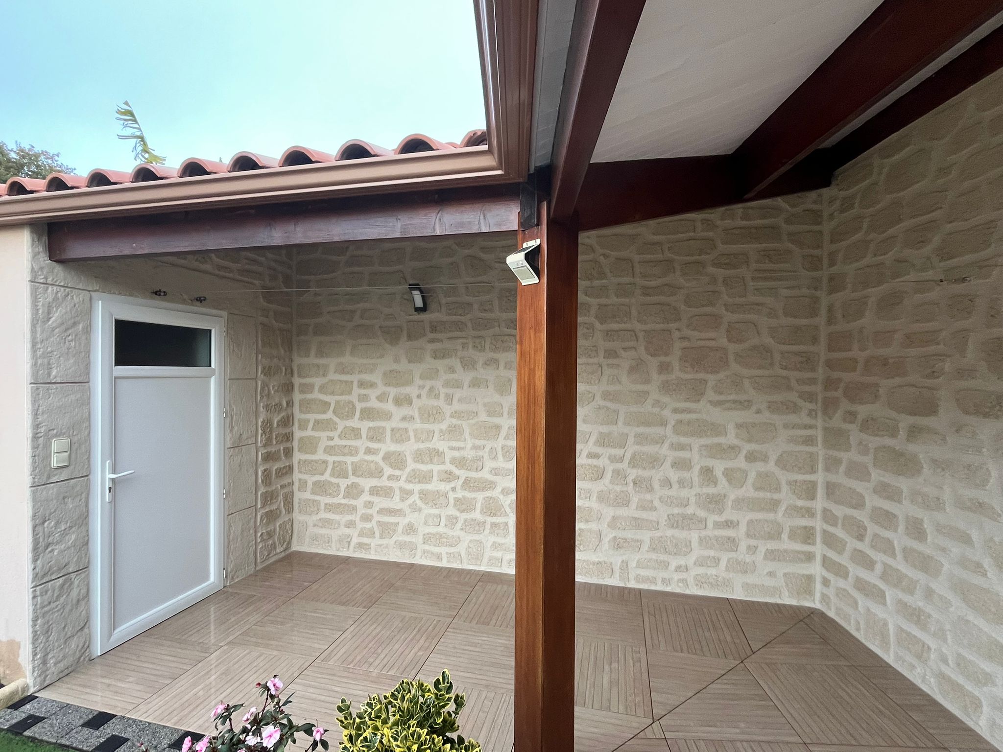 Porche maison en enduit imitation pierre