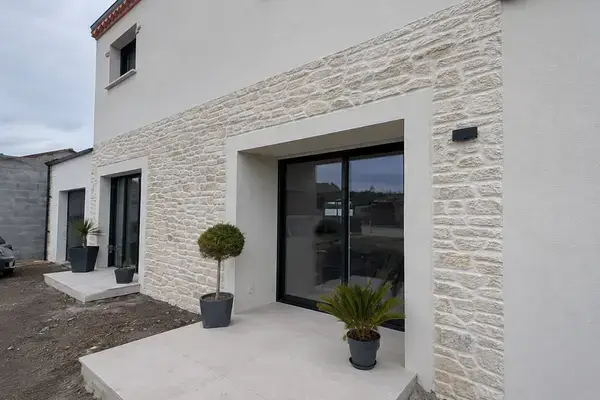 Enduit imitatin pierre sur façade maison neuve