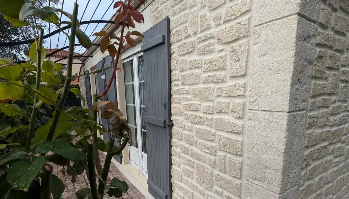 Enduit imitation pierre façade maison