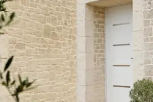 Enduit imitation pierre extérieur maison porte d'entrée et mur